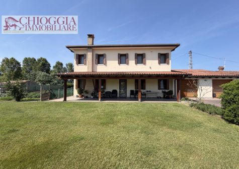 RIF.94 – CASA SINGOLA CON GIARDINO. Euro 260.000.